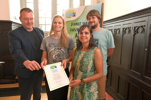 Übergabe der Fairtrade-Urkunde zum Stadtrat am 5. September. Oberbürgermeister Sven Krüger, Citymanagerin Nicole Schimpke und Mitglieder der Steuerungsgruppe (v.l.n.r.). Foto: Eckardt Mildner