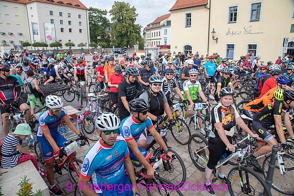 Teilnehmer des 9. Fahrrad ZickZack auf dem Freiberger Schloßplatz (Foto: Freiberger Fahrrad-Zickzack/Marcel Schlenkrich)