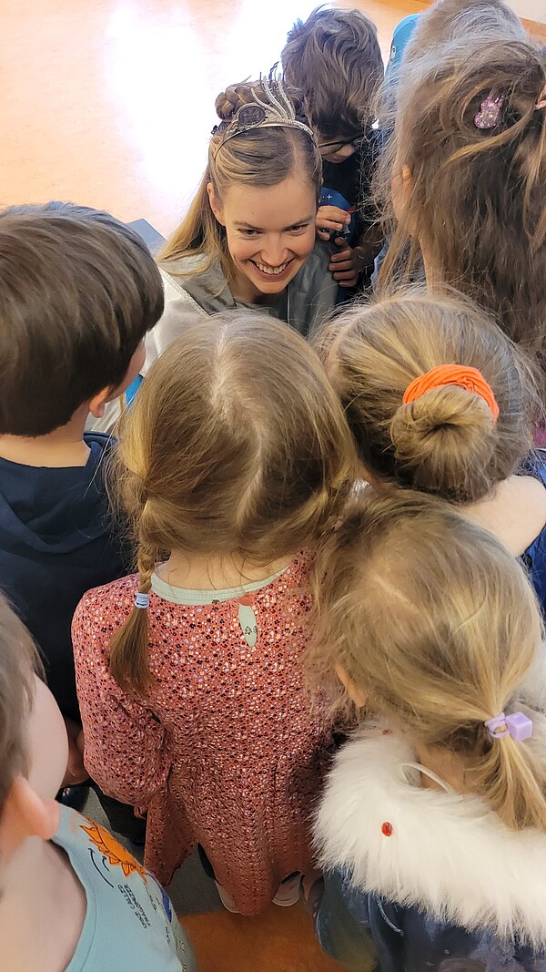 Der königliche Besuch von Silberstadt-Königin Sophia in der Kita Brummkreisel war bei den Kindern beliebt (Foto: Silberstadt Freiberg, Tina Berthold).