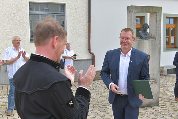 Ministerpräsident Michael Kretschmer (l.) applaudiert nach dem Grußwort von Freibergs Oberbürgermeister Sven Krüger (r.) bei der Einweihung des Trashstone (Foto: Eckardt Mildner).