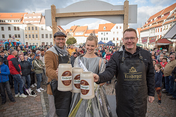 Gehört zum Herbstfest dazu: Der traditionelle Anstich vom Herbstfest-Bierfass (Foto: Marcel Schlenkrich)