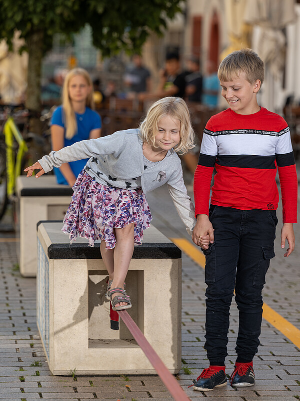 Balancieren will gelernt sein - auf der Slackline in der Petersstraße dürfen sich Groß und Klein ausprobieren. Foto: SVF/Detlev Müller